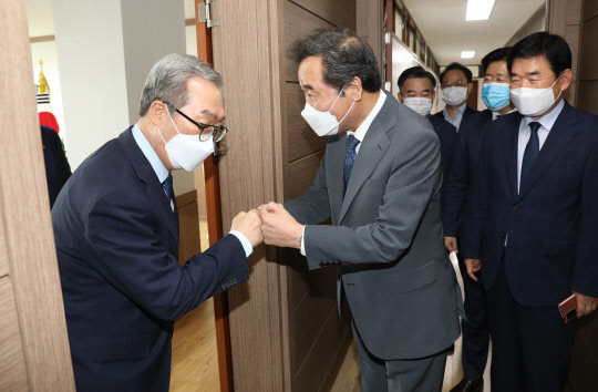 이낙연(가운데) 더불어민주당 대표가 17일 오후 서울 종로구 한국교회총연합회를 방문, 김태영(왼쪽) 공동대표회장과 주먹인사를 하고 있다.    연합뉴스